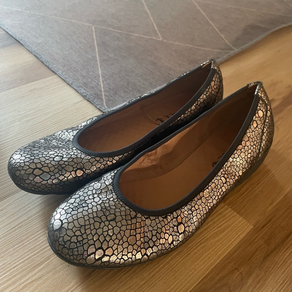 Caprice Size 38(8) Stylish Women's Metallic Flats